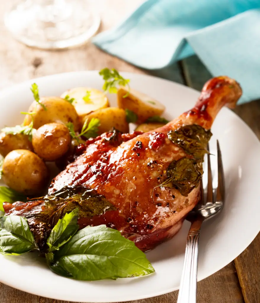 Une assiette de confit de canard appétissante